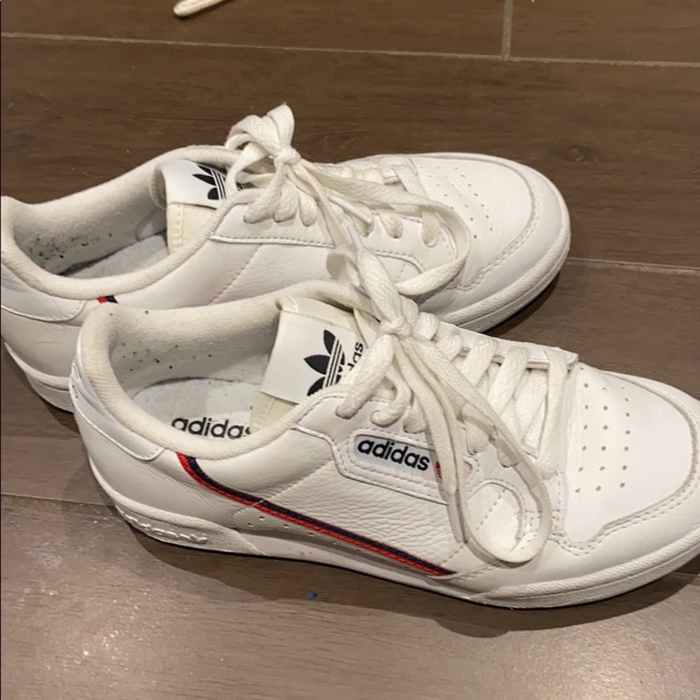 Adidas continental size 4.5 kids. Fits 5.5-6 women